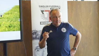 DFB Regelexperte Lutz Wagner gibt den Tiroler Schiedsrichter:innen den letzten Schliff